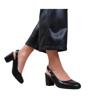 Boven: Kunstleer. Binnenzool: Verstevigd. Buitenzool: Rubber, Tractiegrip. Stoftechnologie: Duurzaam. Slingback. Blokhak. Hakhoogte: 2.7in. Snit: Laag. Ontwerp: Eenvoudig. Teenstijl: Amandel. Sluiting: Slip-on.