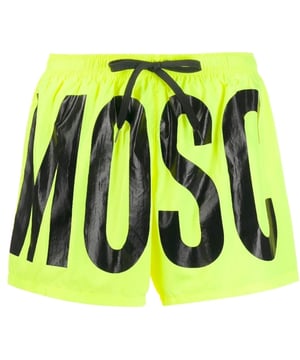 Moschino gele zwemshort, elastische tailleband, trekkoorden, logo all-over print, 100% polyester, gemaakt in China, groot merklogo rondom, merklogo, gele zwemkleding