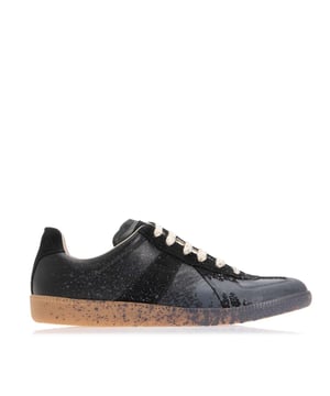 Heren Maison Margiela Classic Replica Gedrukte Trainers in wit.- Bovenwerk van leer en suède.- Vetersluiting.- Verfspatten.- Logopatch op gevoerde tong.- Rubberen zool. Ref: S57WS0481.