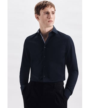 Komplettiert Ihr Outfit und darf in keiner Garderobe fehlen: Dieses Business Hemd aus der "SMART ESSENTIALS" Kollektion von Seidensticker überzeugt durch maskuline Ästhetik. Es ist ein perfekter Begleiter, der sich ideal für Freizeit, Homeoffice, Veranstaltungen oder Büro eignet und zu vielen unterschiedlichen Looks passt. Die Webart Popeline aus 100% Baumwolle ist mit hoher Dichte gewebt und daher extra widerstandsfähig, was sie optimal für pflegeleichte Business-Outfits macht. Als Slim fit ist das Business Hemd eher schmal und figurbetont. Das Uni-Muster mit Patch in Kragen und Manschetten und Knopfleiste ist eine stilvolle Ergänzung. Balanceakt zwischen klassischem Look und modernen Aspekten: das elegante Seidensticker Hemd. Sowohl bei warmen als auch bei kühleren Temperaturen ist dieses Business Hemd mit extra langem Arm eine gute Wahl. Weitenverstellbare Manschetten runden das Bild ab. Ein Kentkragen unterstreicht den universellen Business-Charakter. Wir stehen zu unserer sozialen Verantwortung - dieses Business Hemd entspricht unseren hohen Ansprüchen an nachhaltigen Rohstoff-Anbau sowie verantwortungsvolle Herstellung und wird ohne Plastik verpackt.