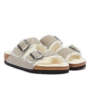 
De Arizona Shearling 1017402 1017402-stone-coin van Birkenstock is een echte blikvanger. De Arizona Shearling 1017402 1017402-stone-coin is uitgevoerd in de kleur Stone Coin. Bekijk ook onze overige collectie van Birkenstock op onze webshop!