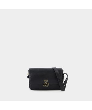 Este mini bolso de mano de Zadig & Voltaire es el compañero perfecto para cualquier salida nocturna. En él caben todos tus imprescindibles y puedes llevarlo colgado del hombro o cruzado. Tirantes: 50 y 128 cm. Doble transporte: una correa ajustable para el hombro. Material: piel de becerro repujada en pitón. Forro: algodón. Cierre: solapa con cierre magnético. Disposición interior: un bolsillo de parche. Width: 11. Height: 4. Length: 18.