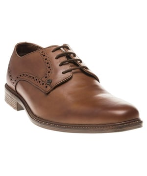 Geef je stijl een upgrade met de Harvey Derby-herenschoen van Lambretta. De gladgeelbruine leren nette schoen heeft brogue-details en een dempende binnenzool van traagschuim. getextureerde rubberen hak voor extra grip en een kenmerkende metalen stud. Reserveveters inbegrepen.
