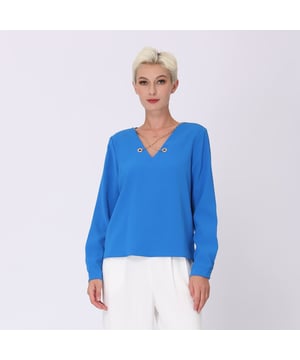Een verklaring van eenvoud en verfijning, deze blouse -kenmerken van een rechte snit, geknoopte mouwen en twee dunne gouden ketens gekruist op de nek die eindigen in oogjes. Te dragen met een hoge rok of kleermakersbroek; Ideaal voor een elegante outfit op kantoor of een chique uitje in het restaurant.
 
Productdetails
 • vorm: recht
 • Lengte: 56 cm
 • Lange mouwen
 • V halslijn