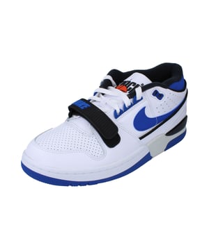 Erleben Sie die perfekte Kombination aus Style und Komfort mit den Nike Air Force Sneakers in Blau und Weiß. Diese Sneaker aus hochwertigem Leder und strapazierfähigem Gummi verfügen über einen sicheren Schnür- und Riemenverschluss für einen bequemen Sitz. Der ikonische große Nike-Swoosh auf beiden Seiten und das markante Air-Force-Emblem auf der Zunge unterstreichen das klassische Design, während das Nike Air-Logo an der Ferse für einen Hauch von Authentizität sorgt. Hergestellt in Vietnam, bieten diese Sneaker langlebige Qualität und einen eleganten Look, der jedes lässige Outfit aufwertet. Treten Sie selbstbewusst mit einem zeitlosen Paar auf, das Performance und Mode mühelos vereint. 100 % Leder