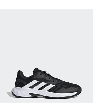 Konkurrieren Sie nicht nur. Dominiere. Das Obermaterial aus Mesh und die flexible Bounce-Zwischensohle dieser adidas Courtjam Control Tennisschuhe sorgen dafür, dass du dich wohl fühlst, während du Druck auf deinen Gegner ausübst. Darunter sorgen ein TPU-Mittelfußschaft und eine griffige Adiwear Hartplatz-Laufsohle dafür, dass du bei jedem Slide und Sidestep stabil bleibst. Auf der medialen Seite sorgt eine Kombination aus versteckter Schnürung und Abriebzonen, die speziell für das Spiel der Männer konfiguriert wurden, dafür, dass diese Schuhe jede Herausforderung meistern.  - Normale Passform - Hybrider U-Kragen mit verstecktem Schnürschutz - Obermaterial aus Mesh mit medialer TPU-Abriebfestigkeit - Textilfutter - Torsion System - Bounce-Zwischensohle - Adiwear-Außensohle - Obermaterial besteht zu mindestens 50% aus recycelten Materialien Lieferung durch adidas