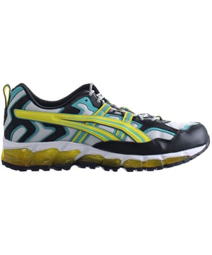 Canalizando la inspiración de la zapatilla de carrera Gel-Nandi ™ original de los años 90, la zapatilla de deporte Gel-Nandi ™ 360 combina características de diseño de corredores de senderos con un sistema de herramientas evolucionado. Con el diseño superior de la zapatilla Gel-Nandi ™, este estilo se forma con paneles de malla de parada y superposiciones de gamuza en capas, mientras que el sistema integrado de cordones refuerza el soporte de mediana edad. Convertido en una oferta híbrida, el zapato está diseñado con las herramientas de entresuela del modelo Gel-Quantum 360 ™ 5, incorporando una unidad de amortiguación basada en tecnología GEL® de longitud completa para una comodidad duradera. Además, el patrón de tracción de suela exterior cargada complementa la inspiración fuera de la carretera de la silueta. Conmemorando la historia de nuestra marca en la fabricación de estilos técnicos de senderos, la zapatilla Gel-Nandi ™ 360 actualiza una oferta archivada con un excelente sistema de amortiguación.