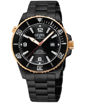 Reloj automático suizo Gevril 46604B para hombres de la colección Canal Street Bold

Caja redonda de acero sólido de 46 mm, bisel negro con detalles en dorado, esfera negra
Bisel giratorio, válvula de helio
Fecha a las 3 en punto, números e índices luminosos BGW9

Fondo de caja transparente. Corona de rosca
Pulsera de acero sólido IP/Blk con cierre desplegable, extensión para traje de buceo
Cristales delantero y trasero - zafiro antirreflectante
Resistente al agua hasta 200 metros / 20 ATM
Movimiento automático suizo hecho por Sellita SW200