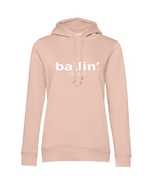 Dames hoodie van het merk Ballin Est. 2013. De hoodies van Ballin Est. 2013 zijn gemaakt van 80% biologisch katoen en 20% gerecycled polyester katoen, en hebben een normale pasvorm. Het zachte katoen zorgt voor een heerlijk draagcomfort.  Modelnaam: Wmn HoodieCategorie: dames hoodieMaterialen: biologisch katoen, gerecycled polyesterKleur: zachtroze