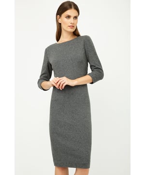 Graues, tailliertes Winterkleid aus Stretch-Strick, Viskose-Wolle-Kaschmir-Elastan. ¾-Ärmel und Rundhalsausschnitt. Verdeckter 50 cm langer Reißverschluss im Rücken. 10 cm langer Schlitz im Rücken. Vollständig gefüttert. Unser Model ist 178 cm groß und trägt Größe 36. Länge für Größe 38=108 cm.