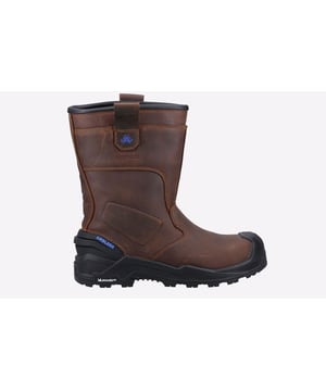 Der Conqueror ist ein metallfreier, wasserdichter Sicherheitsstiefel für Rigger mit einer Glasfaser-Verbundzehenkappe und einer nicht-metallischen Durchtrittssicherheitseinlage.
 - Wasserabweisendes Obermaterial aus vollnarbigem Leder
 - Interne wasserdichte Membran
 - Injektionsgeformter PU-Zehenaufprallschutz für zusätzliche Haltbarkeit, getestet nach dem neuen Scuff Cap Standard (SC)
 - Geformter TPU-Fersenbereich für besseren Halt und zusätzlichen Schutz
 - Funktionale Fersenlaschen aus Leder für einfaches An- und Ausziehen
 - Bequeme, gepolsterte und herausnehmbare PU-Schuheinlage mit Fußgewölbeunterstützung
 - Injektions-PU-Zwischensohle verbessert den Komfort und die Stoßdämpfung
 - Rutschfeste MICHELIN-Gummisohle
 - Leistungsstarker Leitergrip auf der Sohle, getestet nach dem neuen Leitergrip Standard (LG)