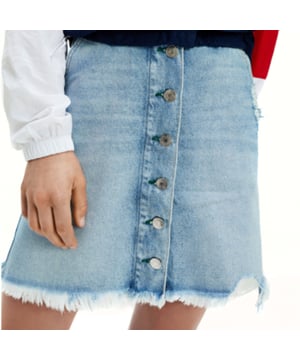 Jupe Tommy Jeans A-Linie Denim Damen Jeans. Authentische Freizeitbekleidung der Marke Tommy Jeans - Streetwear/Sportswear-Design von Tommy Jeans - Tommy Jeans für Damen Fashion, perfekt für den Alltag - Die Tommy Jeans Jupe in Jeansfarbe lässt sich perfekt mit dem Rest Ihrer Garderobe kombinieren - bequemer Jean-Stoff - klassisch - A-Linie Denim -