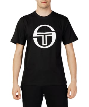 Merk: Sergio Tacchini  
Geslacht: Mannen  
Type: T-shirts  
Seizoen: Lente/Zomer  

PRODUCTDETAIL &bull; Kleur: zwart &bull; Patroon: print &bull; Sluiting: instap &bull; Mouwen: kort &bull; Halslijn: ronde hals  

SAMENSTELLING EN MATERIALEN &bull; Samenstelling: -100% katoen &bull; Wassen: machinewas op 30°