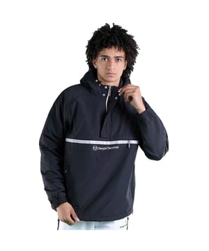 Sergio Tacchini Neromon Herren Windbreaker Schwarz Polyester. Authentisches Kleidungsstück der Marke Sergio Tacchini - Streetwear/Sportswear-Design von Sergio Tacchini - Sergio Tacchini für Herren, perfekt für den Alltag - Der schwarze Windbreaker von Sergio Tacchini lässt sich ideal mit dem Rest Ihrer Garderobe kombinieren - Bequemes Material aus Polyester - Klassisch - Neromon -