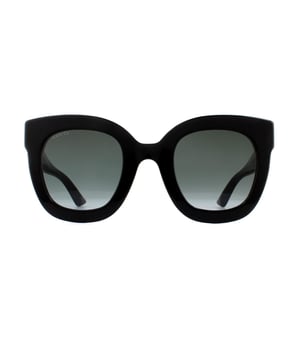 Las gafas de sol Gucci GG0208S 001 en negro con degradado gris son un estilo cuadrado de gran tamaño ultra femenino, fabricadas en acetato ligero. Las patillas gruesas presentan el logotipo entrelazado GG de Gucci, rodeado de estrellas y el motivo de la abeja en las puntas de las patillas.