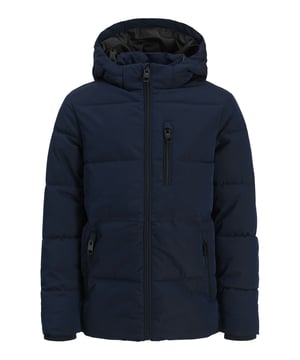 Das Jack & Jones Junior Wintermodell für Jungs ist der ideale Begleiter an kalten Tagen. Mit seiner Kapuze, dem durchgehenden Reißverschluss und dem hohen Kragen schützt es zuverlässig vor Wind und Kälte.   Die Sturmbündchen an den Ärmeln sorgen für zusätzlichen Komfort und verhindern, dass kalte Luft eindringt. Gefertigt aus wind- und wasserabweisenden Materialien, bleibt dieses Modell auch bei wechselhaftem Wetter stets angenehm zu tragen.  Die seitlichen Reißverschlusstaschen bieten praktischen Stauraum, während die Brusttasche mit Reißverschluss kleine Wertsachen sicher verstaut. Der Kinnschutz sorgt für ein extra Plus an Komfort beim Tragen der Kapuze.  Dieses Langarm-Sweatshirt vereint Funktionalität und Stil und ist damit die perfekte Wahl für Winterabenteuer. Mit seinem hohen Tragekomfort und den hochwertigen Materialien bleibt es auch bei intensiver Nutzung formstabil und angenehm zu tragen.