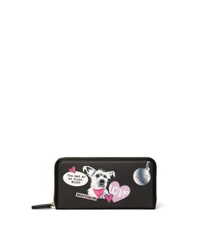 Cartera de mujer. El cierre es con cremallera. Los bolsillos internos tienen tarjeteros y uno con cremallera. Los bolsillos externos están ausentes. Falta la correa para el hombro. Falta el mango. Hay un compartimento interno. El material exterior es 50% poliéster, 50% poliuretano. Internamente es 100% Poliuretano. Medidas: 18,5x10,5x3 cm. Hecho en Italia