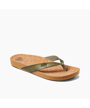 In the court of style, these rule! We made a few subtle twists to the trusty flip flop for a refined look. The strap is tapered, made of metallic vegan leather. But REEF’s signature comfort stays the same, with high-energy rebound, arch support and heel cupping.