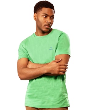 Gant Contrast Logo T-Shirt is a classic crew-neck tee with contrast color logo embroidery on the chest. Feature Short Sleeves and a Crew Neckline. Crafted With 100% Cotton, these Lightweight and breathable Regular Fit T-shirts are Machine Washable.