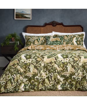 A dramatic scene of posing Foxes and leaping Hares amongst florals and foliage, bringing an essence of winter into your home. This 200 thread count duvet cover set will add a luxurious finishing touch to your room. To complete the look, match with the Harewood cushion, which comes with a contrasting soft velvet plain reverse and piped edging.