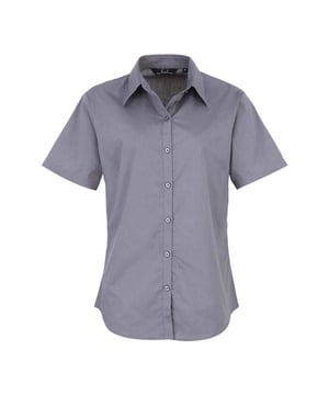 65% Polyester, 35% Baumwoll-Popelin. Gewebe: Popelin. Design: Unifarben. Knopfverschluss. Abnäher an Rücken, Brustabnäher, Doppelte Falznähte, Pflegeleicht, Perlglanz-Knöpfe. Passform: Anliegend. Nachhaltigkeit: Amfori-Freigabe, BSCI, REACH, Sedex, WRAP Zertifikat. Mit Kragen. Saum: Geschwungener Saum. Kurzärmlig.