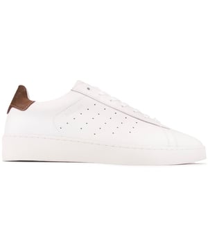 La zapatilla SOLE Lab Zinc es una zapatilla de cancha elegante y cómoda, perfecta para el uso diario. Con una parte superior de cuero blanco suave con un detalle de marca en el talón, forro de cuero y plantilla de cuero y sutiles detalles de perforaciones en el costado, estos impecables zapatos deportivos para hombre son ideales para completar tus looks elegantes e informales y tus atuendos urbanos.