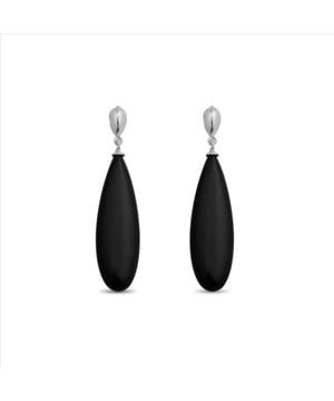 Adak oorbellen van 925 sterling zilver en onyx met een gerhodineerde afwerking. De naam van de serie ondersteunt dit: ATELIER Hard Stone.  Sieraden die zich overgeven aan een atypisch ontwerp dat deze sensuele ontwerpen in een bevoorrechte positie heeft geplaatst: onderdeel van de garderobe van de hedendaagse vrouw. Ontwerpen met harde stenen: (onyx), die eruit springen als de meest klassieke samen met koraal, waaraan je natuurlijke stenen zoals turkoois kunt toevoegen, zorgvuldig met de hand afgewerkt op een 925 Sterling zilveren basis.  Een herdefinitie van juweelontwerp dat zich uit in strakke en eenvoudige ontwerpen. Creaties die vrouwelijke uniciteit uitdrukken: ready-to-wear.