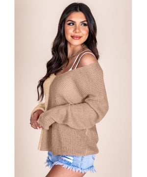 Auffälliges Farbkombinationsdesign  
Trendige khaki Farbtöne  
Weiches und gemütliches Strickmaterial  
Vorteilhafter V-Ausschnitt  
Vielseitiger Langarmstil  
Material: 100% Acryl