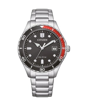 Diese Citizen Analog-Uhr für Damen ist das perfekte Zeitmesser, um sie zu tragen oder zu verschenken. Das silberne 37 mm große Gehäuse in Kombination mit dem komfortablen silbernen Edelstahlarmband sorgt dafür, dass Sie dieses atemberaubende Zeitmesser ohne Kompromisse genießen können. Angetrieben von einem hochwertigen Eco-Drive Uhrwerk und wasserdicht bis 10 bar, wird Ihre Uhr weiter ticken. Diese Eco-Drive-Uhr lädt sich bei jeder Art von Licht auf, um ewig zu laufen. Diese Eco-Drive-Uhr benötigt keine Batteriewechsel, Aufladung oder Aufziehen, um einen konstanten Betrieb aufrechtzuerhalten. Diese Analoguhr verfügt über eine Kalenderfunktion: Datum, solarbetrieben, leuchtende Zeiger und leuchtende Ziffern. Hochwertiges Armband aus silbernem Edelstahl mit einer Länge von 19 cm und einer Breite von 17 mm, mit einem Klappverschluss mit Druckknopf. Gehäusedurchmesser: 37 mm, Gehäusehöhe: 10 mm, Gehäusefarbe: Silber und Zifferblattfarbe: Schwarz.