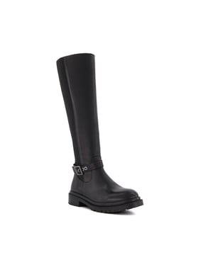Take your casual styling to the next level with our knee-high boot, Tepi. Crafted from the finest material and featuring a side buckle, these knee-high boots are an effortless addition to autumn dressing. Finished with a side zip, this round-toed silhouette offers a timeless aesthetic with a contemporary touch.