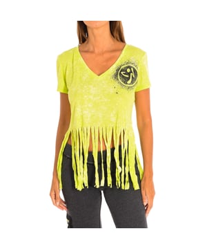 Camiseta deportiva con mangas Zumba. 
Color Verde
Versátil con un calce fácil. 
Cuello en pico. 
Gráfico frontal y en la espalda con motivos de la marca.
Los flecos en la parte inferior son un elemento distintivo.
Costuras vistas a tono.

Composición:  65% Poliéster, 35% Algodón.

-Utilizar lavadora a temperatura máxima 30º .
-Utilizar secadora.
-No se puede utilizar Lejía.
-Planchar a temperatura máxima 110º.
-Lavar en seco.
