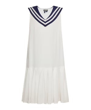 Für kleine Fashionistas entworfen, versprüht dieses ärmellose Kleid mit V-Ausschnitt durch kontrastierende Paspeln und zahlreiche Streifen einen maritimen Charme. Dieses knielange, ausgestellte Kinderkleid ist perfekt für den Sommer. Dieses Produkt ist Teil der Kids-Kollektion.  Kleid