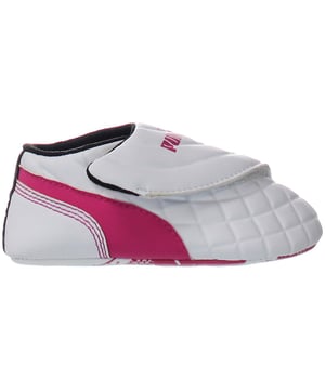Los Zapatitos Puma Drift Cat 6 LW Crib presentan un color blanco limpio y nítido, creando una estética fresca y versátil que complementa fácilmente cualquier conjunto. Ya sea que tu pequeño esté gateando, dando sus primeros pasos o comenzando a explorar el mundo, estos zapatitos seguramente los mantendrán luciendo bien y sintiéndose cómodos. 

Elaborados con cuidado y atención al detalle, estos zapatitos ofrecen un ajuste suave y de soporte para los delicados pies de tu pequeño. La construcción ligera garantiza facilidad de movimiento, permitiendo un desarrollo natural del pie y la máxima comodidad. 

El cierre de correa con Velcro facilita poner y quitar los zapatitos, además de proporcionar un ajuste seguro y ajustable. Esto asegura que los zapatitos permanezcan firmemente en los pies de tu hijo, dándole la confianza para explorar y jugar. 

Diseñados con la durabilidad en mente, estos zapatitos están hechos para resistir el estilo de vida activo de los niños. Su robusta construcción y materiales de calidad garantizan un rendimiento duradero, incluso durante el juego más rudo. 

Deja que tu hijo dé sus primeros pasos con estilo usando los Zapatitos Puma Drift Cat 6 LW Crib White para niños. Combinando comodidad, estilo y durabilidad, estos zapatitos son la elección perfecta para los pies en crecimiento de tu pequeño. Observa cómo conquistan nuevos hitos con confianza y un toque atlético.