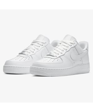 Nike Air Force 1-sneakers voor dames. De gestikte lederen overlays op het bovenwerk voegen klassieke stijl, duurzaamheid en ondersteuning toe. Oorspronkelijk ontworpen voor hoepels, voegt Nike Air Cushioning lichtgewicht, de hele dag comfort toe. Het laag uitgesneden silhouet voegt een strakke, gestroomlijnde look toe. De gewatteerde kraag voelt zacht en comfortabel aan. Bovenmateriaal leer, rubberen zool, tussenzool van foam.