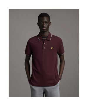Unser Tipped Polo ist schlicht und frisch, mit kontrastierenden Einfassungen am Kragen und dem ikonischen Golden Eagle Branding für einen kühnen und ikonischen Look. Hergestellt aus 100% Baumwolle für maximalen Tragekomfort. Signature-Logo Lyle & Scott Golden Eagle 100 % Bio-Baumwolle Gerippter Kragen mit einzigartigen kontrastfarbenen Spitzen
