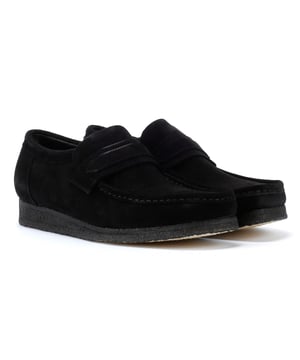 Der im Jahr 1964 eingeführte, von Mokassins inspirierte Wallabee mit klaren und einfachen Linien ist zu einem ikonischen Design von Clarks geworden. Hergestellt aus hochwertigem Wildleder, zeichnet sich dieses klassische Design durch eine charakteristische Kreppsohle aus.