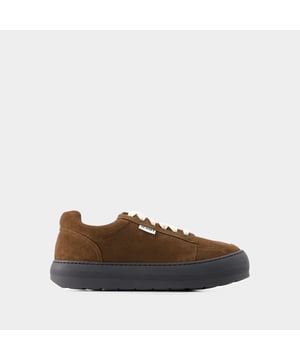 Dies sind die Millechiodi Sneakers von Sunnei, wo avantgardistisches Design auf zeitgemäßen Komfort trifft. Diese Sneakers verbinden mühelos einen avantgardistischen Stil mit moderner Praktikabilität, wobei das einzigartige Detail mit mehreren Schnürsenkeln für einen Hauch von Individualität sorgt. Für einen originellen Stil kombinieren Sie sie mit einer weiten Hose und einem übergroßen Grafik-T-Shirt. Diese unerwartete Kombination schafft einen topmodischen Look, der sich perfekt für einen Besuch auf statement bei der Eröffnung einer Kunstgalerie oder auf einer angesagten Party eignet. Sunnei Die Millechiodi Sneakers von brand's verdeutlichen das Engagement der Marke für Qualität und Mode, indem sie Ihnen eine unverwechselbare und vielseitige Wahl bieten, die mühelos modernen Charme mit Komfort und Eleganz vereint. Gehen Sie selbstbewusst und mit Ihrem persönlichen Sinn für Stil in diesen ikonischen Sneakers aus dem Haus und unterstreichen Sie Ihr einzigartiges Modebewusstsein. Farben: Schwarz - Chocolate. Hauptmaterial: glattes Lammleder. Material Sohle: Gummi. Futtermaterial: Leder. Verschluss: einfach reinschlüpfen. Form der Kappe: mandel-förmig. Fällt normal aus - Sizing: Width: 9. Height: 4. Length: 27.