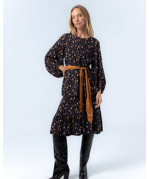La blusa de lunares Alejandra te hará sentir la alegría de la temporada. Su estampado de lunares en tonos cálidos sobre fondo oscuro aporta un aire de sofisticación y diversión a cualquier conjunto. Perfecta para combinar con tus prendas favoritas, realza tu estilo con un toque femenino y moderno.
 
 
 
 Blusa cuello redondo. 
 
 Manga abullonada. 
 
 Cierre en espalda con abertura y botón. 
 
 Tejido viscosa. 
 
 Estampado lunares.