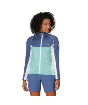 The Hepley Full Zip women's fleece from Regatta is a great running layer. The women's zip-up fleece is made with a recycled poly fabric with added stretch, perfect for keeping you agile and providing long-lasting wear. Finished with a good wicking performance to keep you fresh.