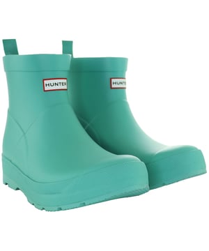 Maak kennis met de Hunter Play Kids Regenlaarzen, een onmisbare metgezel voor jonge avonturiers die houden van regenachtige dagen met stijl en enthousiasme. Deze laarzen combineren naadloos comfort, duurzaamheid en een levendig design, waardoor elk regenachtig avontuur een kans is om te spelen en te ontdekken. Hier zijn de belangrijkste kenmerken die deze regenlaarzen een must-have maken voor je kind:

 Speels Ontwerp:  De Hunter Play Kids Regenlaarzen hebben een speels en levendig ontwerp dat een vleugje vreugde toevoegt aan regenachtige dagen. De laarzen zijn verkrijgbaar in verschillende kleuren, zodat je kind zijn persoonlijkheid kan uitdrukken via zijn schoenen.

 Waterdichte prestaties:  Deze regenlaarzen zijn gemaakt van waterdicht rubber van hoge kwaliteit en houden kleine voetjes droog en comfortabel tijdens regenachtig weer. Ze zijn perfect om door plassen te stampen, in de modder te spetteren of over nat terrein te navigeren.

 Lichtgewicht en flexibel:  Deze laarzen zijn lichtgewicht en flexibel, zodat je er gemakkelijk en behendig mee kunt bewegen. Of je kind nu in plassen springt of door de regen rent, deze laarzen bieden het comfort en de vrijheid die ze nodig hebben.

 Trekgrepen:  Dankzij de handige trekhendels kunnen kinderen deze laarzen gemakkelijk zelf aan- en uittrekken. Deze functie stimuleert het gevoel van zelfstandigheid en zelfredzaamheid.

 Duurzaam en veerkrachtig:  Gebouwd met de duurzaamheid waar Hunter bekend om staat, kunnen deze regenlaarzen de uitdagingen van actief spelen aan. Ze zijn veerkrachtig genoeg om de ontberingen van buitenavonturen te weerstaan terwijl ze hun levendige en speelse uitstraling behouden.

Moedig het gevoel van verwondering en spel van je kind aan met de Hunter Play Kids Regenlaarzen. Of het nu motregent of stortregent, deze laarzen zijn niet alleen praktisch, ze zijn een kleurrijke en betrouwbare metgezel voor de regenachtige avonturen van je kind.