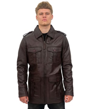 We gebruiken hier ons ultrazacht premium nappaleer om een ​​jas te creëren die is geïnspireerd op de klassieke safaristijl die eind jaren '40 in de modewereld opdook. Deze stijl wordt gekenmerkt door klepzakken met knoopsluiting, waarvan er vier in de taille en borst van deze jas zitten, en bevat ook schouderepauletten die zijn geïnspireerd op traditionele militaire uniformen. De binnenkant van de jas is gevoerd met een popeline-stof die is versierd met een tonaal geruit patroon en is voorzien van drie geïntegreerde zakken, waarvan er twee zijn voorzien van een ritssluiting voor extra veiligheid. • 100% eersteklas ultrazacht nappaleer • Vier externe klepzakken • Kraag in overhemdstijl • Jas is gevoerd met geruite poplin-stof en is geïntegreerd met drie zakken • Retro safaristijlthema