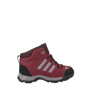 Adidas Hyperhiker K Kids Pink Boots, een stijlvol en functioneel schoeisel speciaal ontworpen voor jonge avonturiers. Deze laarzen van Adidas zijn op maat gemaakt om te voldoen aan de behoeften van actieve kinderen en bieden comfort en ondersteuning voor outdoorverkenning.

Belangrijkste kenmerken:

 Kindermaten:   Deze laarzen zijn speciaal ontworpen in kindermaten, voor een comfortabele en stevige pasvorm voor jonge voeten.

 Roze kleur: De laarzen hebben een levendige roze kleur, voor een leuke en speelse look waar kinderen dol op zullen zijn.

 Hyperhiker Ontwerp:  De laarzen maken deel uit van de Hyperhiker serie, bekend om hun duurzaamheid en prestaties in verschillende buitenomstandigheden.

 High-Top Constructie:  De laarzen hebben een high-top ontwerp, dat de enkels ondersteunt en beschermt tijdens buitenactiviteiten.

 Duurzame materialen:  Gemaakt van stevige en betrouwbare materialen, zijn deze laarzen gemaakt om de eisen van het buitenleven te weerstaan.

 Comfortabel Interieur:  De laarzen hebben een comfortabele binnenvoering die zorgt voor een behaaglijk gevoel tijdens langdurig dragen.

 Gripzool: De laarzen zijn voorzien van een gripzool, die uitstekende tractie en stabiliteit biedt op verschillende terreinen.

 Veelzijdigheid:  Geschikt voor wandelen, kamperen of een ander buitenavontuur, deze laarzen zijn klaar om jonge ontdekkingsreizigers te vergezellen op hun reizen.

Laat je jonge avonturiers het buitenleven verkennen met de Adidas Hyperhiker K Kids Pink Boots. Of ze nu paden bewandelen, in het park spelen of genieten van natuurwandelingen, deze laarzen bieden de ondersteuning en stijl die ze nodig hebben voor hun buitenactiviteiten. Ervaar de duurzaamheid en functionaliteit van Adidas laarzen op maat voor jonge ontdekkingsreizigers in levendige roze kleur, perfect om buitenavonturen nog leuker te maken.