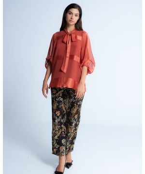 La blusa con lazada Carolina es la prenda más romántica para tus looks de otoño-invierno. El color teja de la blusa Carolina es perfecta para dar vida a tu armario.
 
 
 
 
 
  Blusa con cuello redondo. 
 
 
 
 Cierre en espalda con abertura y botón. 
 
 Tejido con textura de rayas satinadas.