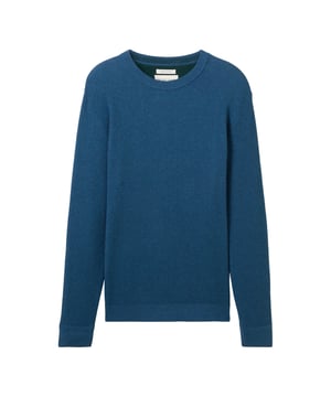 Deze gebreide trui voor heren van Tom Tailor maakt indruk met zijn klassieke stijl en hoge draagcomfort. Het model is regular fit, wat een comfortabele en casual pasvorm garandeert. De ronde halslijn geeft de trui een eenvoudige elegantie die op verschillende manieren gecombineerd kan worden. Met een shirt of T-shirt eronder past deze trui bij veel verschillende outfits en gelegenheden. De fijn geribde boorden aan de mouwen en zoom zijn bijzonder opvallend, omdat ze niet alleen visueel aantrekkelijk zijn, maar ook zorgen voor een perfecte pasvorm. De lange mouwen en het hoogwaardige materiaal maken hem ideaal voor koelere dagen, want hij houdt je niet alleen warm, maar voelt ook comfortabel aan tegen de huid. De trui is gemaakt van hoogwaardige materialen die staan voor duurzaamheid en vormvastheid. Zelfs na meerdere wasbeurten blijft het materiaal zacht en biedt het het gebruikelijke comfort. Deze gebreide trui is een veelzijdige basic die je zowel in je vrije tijd als voor elegantere gelegenheden kunt dragen. De combinatie van tijdloos design en eersteklas afwerking maakt het een essentieel kledingstuk in elke herengarderobe.