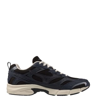 De MXR TECH is geïnspireerd op de Maximizer-lijn. Rechtstreeks uit de catalogi van de vroege jaren '90 vangt het de retro-tech esthetiek van die tijd tot in de perfectie. Mizuno's toewijding aan uitmuntendheid en vakmanschap staat centraal bij de MXR TECH, waar elk aspect van de sneaker het voortdurende streven van het merk naar een balans tussen traditie en innovatie weerspiegelt. De MXR TECH heeft alles wat de MXR heeft, maar voegt ripstop esh panelen toe aan de hele schoen voor een meer technische look en feel.