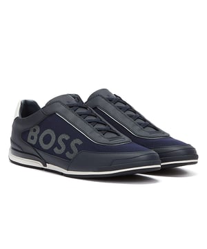 De Saturn Slon van BOSS is een casual maar veelzijdige trainer met een laag profiel en een ontwerp met verschillende texturen. Lichtgewicht en ademende premium lederen panelen overlappen nylon mesh inzetstukken. Gevoerd met bamboe-viscose stof biedt vocht- en geurregulatie, terwijl een memory-foam binnenzool plus gevoerde kraag zorgt voor superieure demping en ondersteuning. Afgewerkt met platte veters en een groot Boss-logo op de zijkant.