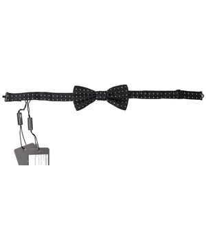 Prachtige zwarte zijden papillon vlinderdas met stippen
  Gloednieuw met tags
  Kleine metalen sluiting in de vorm van een haak aan de achterkant van het model
  100% zijde materiaal
  Verstelbare nekband voor een perfecte pasvorm
  Logo details
  Verva