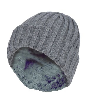 Voel je behaaglijk en behaaglijk in deze beanie in Open Road-stijl. Houd het hoofd en de oren van je kind warm in deze gewreven wintermuts! Ideaal voor sneeuwsportactiviteiten of een leuk spelletje sneeuwballengevechten, deze jongenshoed is gemaakt van Heat Holders Heatweaver-isolatie, een pluche, bontachtige thermo voering die de hoeveelheid warme lucht maximaliseert die dicht bij de huid wordt gehouden. Heat Holders staan ​​bekend om hun speciaal ontwikkelde thermisch garen dat hoogwaardige isolatie biedt tegen kou met superieure vochtademende eigenschappen. De rekbare constructie vormt zich rond de natuurlijke vorm van het hoofd voor een verbeterde pasvorm, warmte en ultiem comfort. Deze hoed heeft een geribbelde omslagmanchet waardoor de maat van de hoed gemakkelijk kan worden aangepast voor een goede pasvorm. Voor een behaaglijke pasvorm biedt deze hoed een slappe pasvorm die elke winteroutfit kan complimenteren! Of je nu op zoek bent naar een muts voor je kind om naar school te dragen, of voor elke dag, deze casual muts voor jongens heeft een op breiwerk geïnspireerd ontwerp dat superzacht aanvoelt! Deze hoed is verkrijgbaar in 3 kleuren, variërend van Black, Marine en Pebble Melange. Deze hoed is beschikbaar in 7-10 jaar.