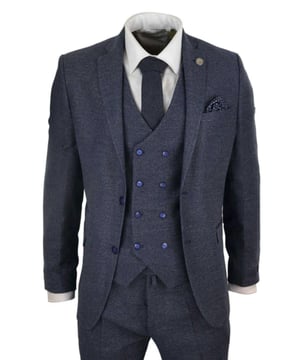 Heren 50% wol visgraat tweed 3-delig pak op maat gemaakt, compleet met blazer, vest en vest. Broek Strak, strak en verfijnd, zie er goed uit met dit premium driedelige pak van blauwe tweed, met een getailleerde pasvorm (tussen slim en regular) met een nauwere pasvorm over de borst en een smallere, getailleerde broek. Het jasje met twee knopen is gemaakt van 50% wol, sluit prachtig aan en heeft een half-canvasconstructie die zich naar je lichaamsvorm vormt naarmate je hem vaker draagt. Contrasterende klepzakken, manchetten met knopen en een enkele split aan de achterkant geven het pak een klassiek vleugje verfijning. Een bijpassend tweed gilet maakt het driedelige gilet compleet met een dubbel rijgvestontwerp met contrasterende bies & Detaillering. Het pak is groenblijvend en eigentijds tegelijk waardoor jij er de hele dag op zijn best uit kunt zien. Combineer hem met een bijpassend gilet, een wit overhemd en schoenen voor een stijlvolle afwerking. Perfect voor elke slimme formele traditionele vintage retro-thema-gelegenheid, zoals bruiloften, proms of feesten! Veel meer stijlen & Kleuren beschikbaar in de winkel!