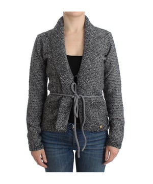 Class Roberto Cavalli grauer Cardigan mit Taillengürtel  
100% authentisch  
Hergestellt aus 45% Schurwolle, 50% Nylon und 5% Mohair  
Wunderschöne graue Farbe  
Taillengürtel für eine schmeichelhafte Passform  
Mit Logo-Details verziert  
Kommt mit Originaletiketten und Einkaufsbeutel  
Perfekt für jeden Anlass  
Material: 45% Schurwolle, 50% Nylon, 5% Mohair